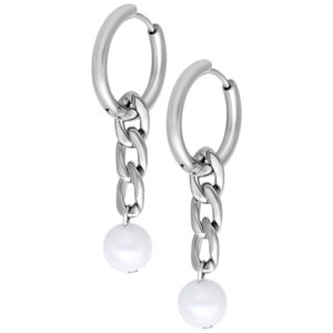 Boucles d'oreilles argentées avec pendentifs en perles sur fond blanc