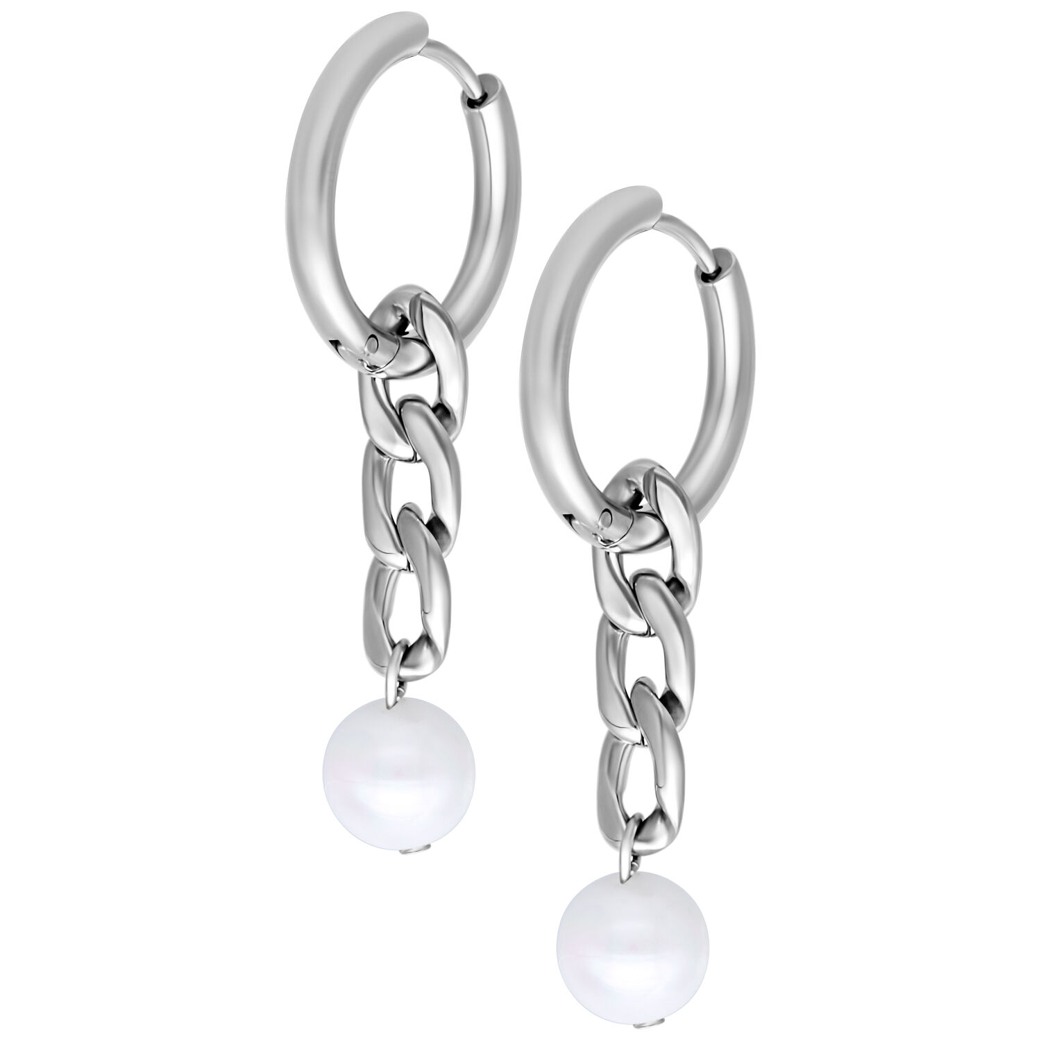 Boucles d'oreilles Chunky Pearl Hoops argentées Boucles d'oreilles argentées avec pendentifs en perles sur fond blanc