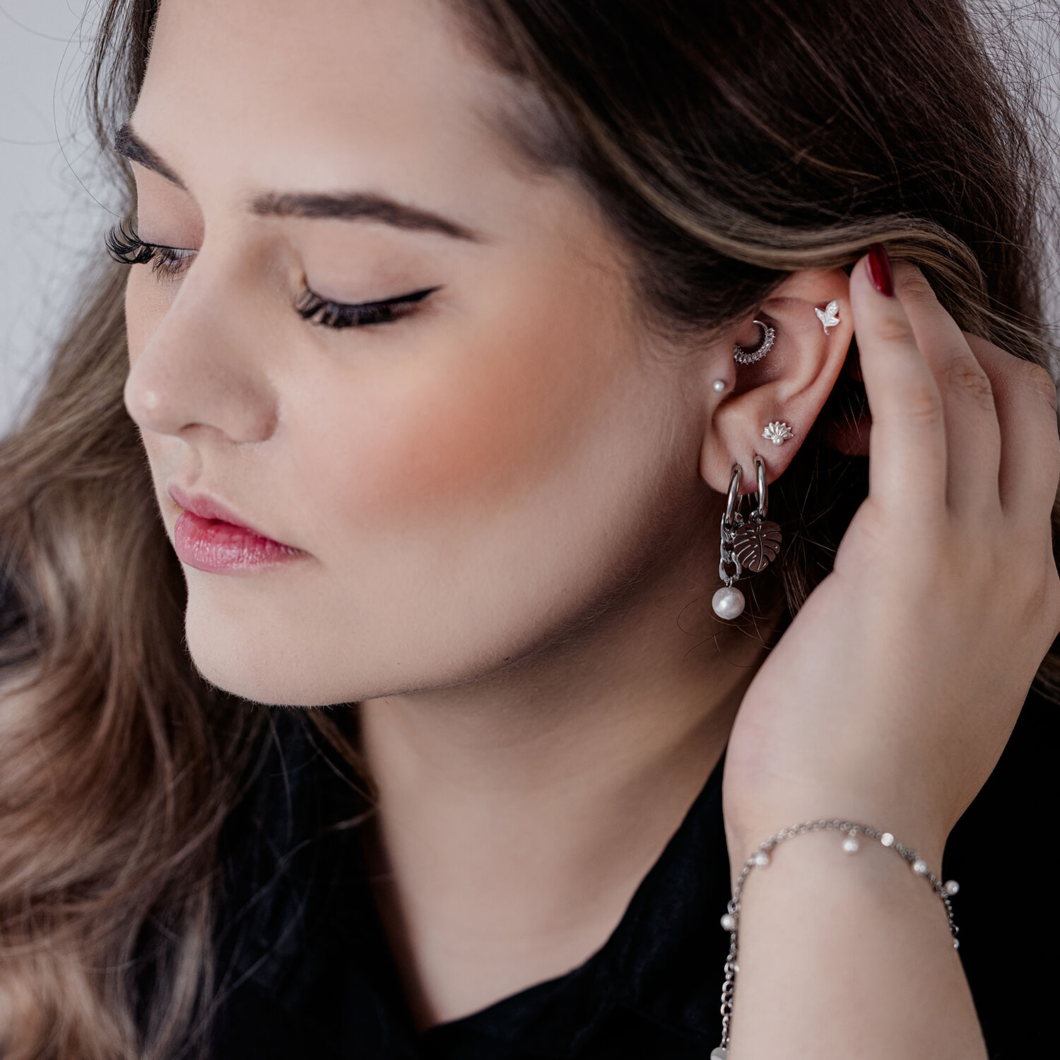 Boucles d'oreilles Chunky Pearl élégantes en noir et argent Femme avec des boucles d'oreilles Chunky Pearl élégantes en noir et argent et d'autres piercings