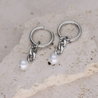 Petites créoles épaisses en perles argentées Deux créoles argentées avec des perles synthétiques posées sur une pierre claire