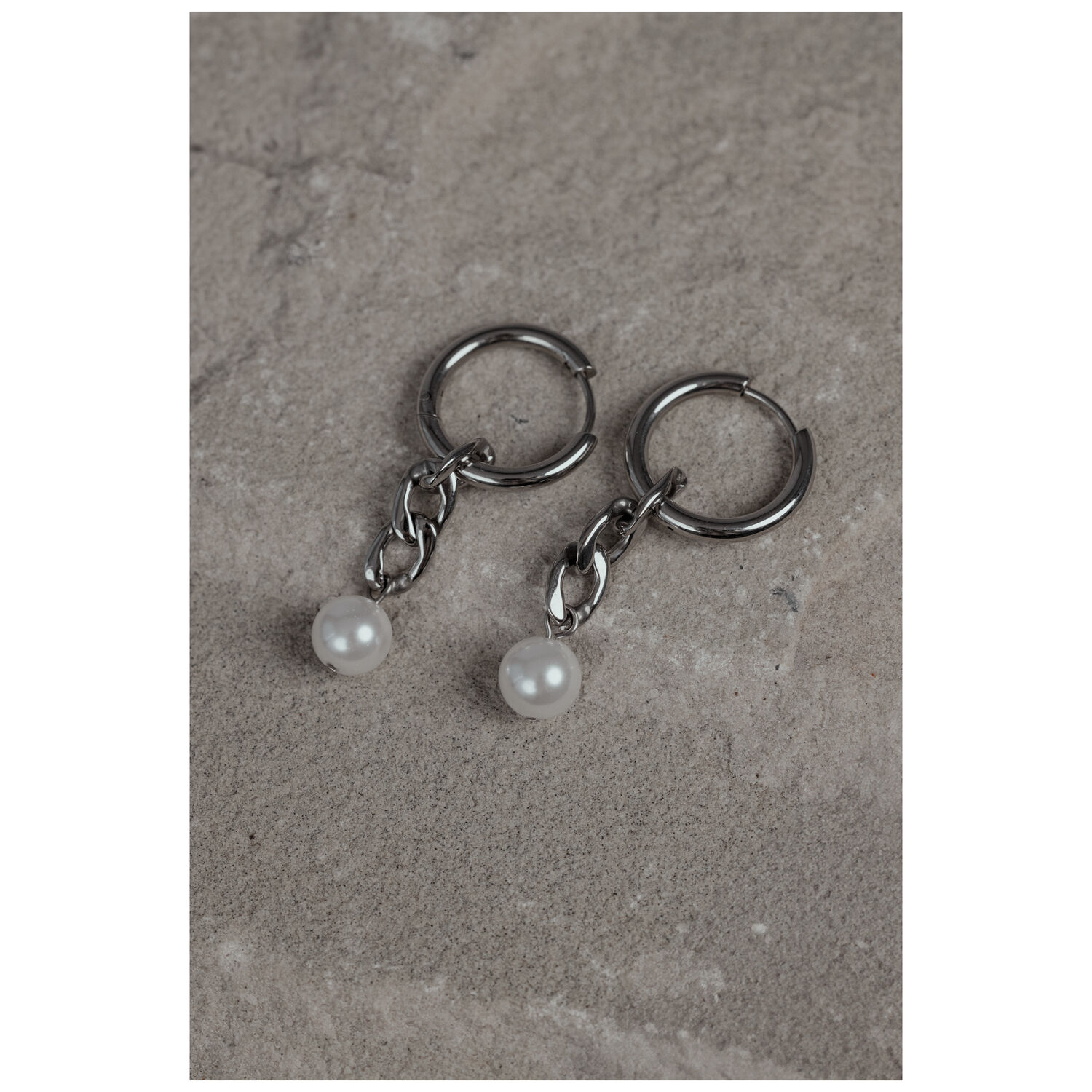 Créoles argentées avec pendentif perle Deux créoles argentées avec petits pendentifs perles sur pierre grise