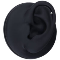 Boule noire pour labrets Push Fit Boule en titane noire sur un modèle d'oreille noir sur fond blanc