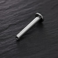 Labret Pushfit en titane pour triple piercings Labret Pushfit en titane argenté sur fond noir