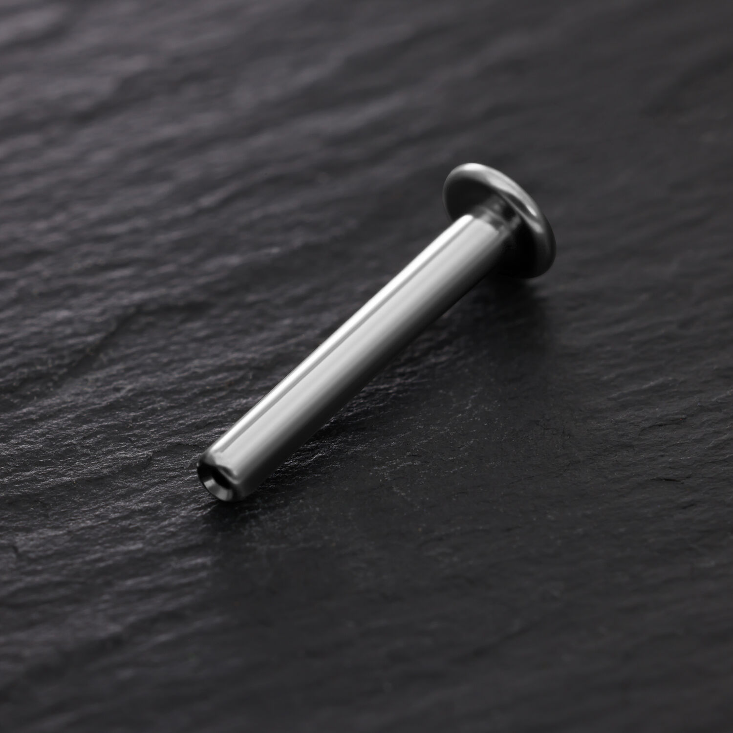 Labret Pushfit en titane pour triple piercings Labret Pushfit en titane argenté sur fond noir