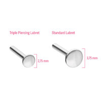 Labrets Pushfit argentés pour piercings Deux labrets argentés sur fond blanc, à gauche 2,75 mm, à droite 3,75 mm