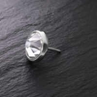 Disque pour Triple Piercing, Titane, Cristal Clair Disque argenté pour Triple Piercing avec cristal clair sur fond sombre