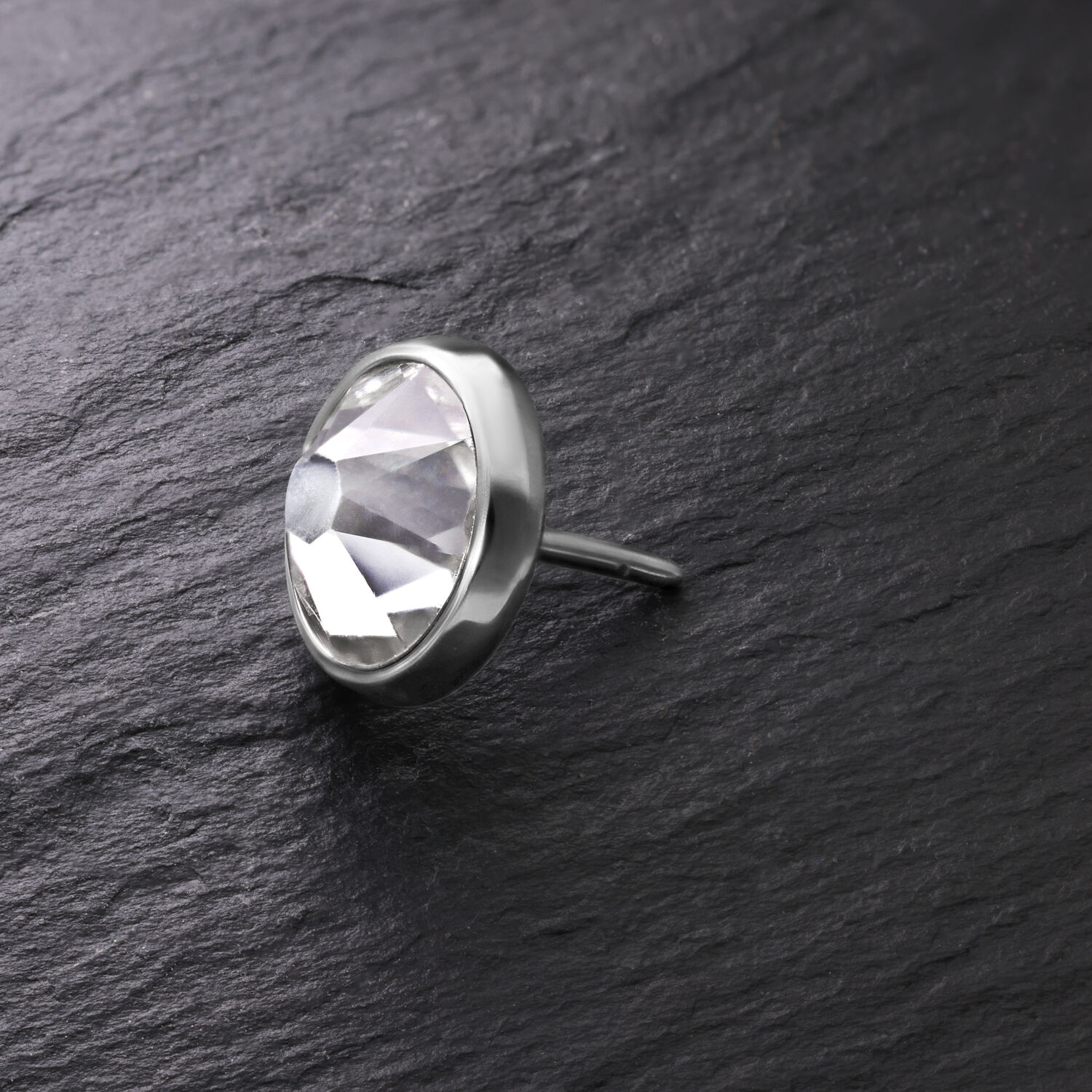 Disque pour Triple Piercing, Titane, Cristal Clair Disque argenté pour Triple Piercing avec cristal clair sur fond sombre