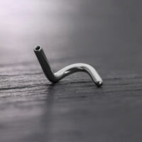 Piercing nasal en titane Push Fit argenté Piercing nasal Push Fit en titane argenté sur fond sombre