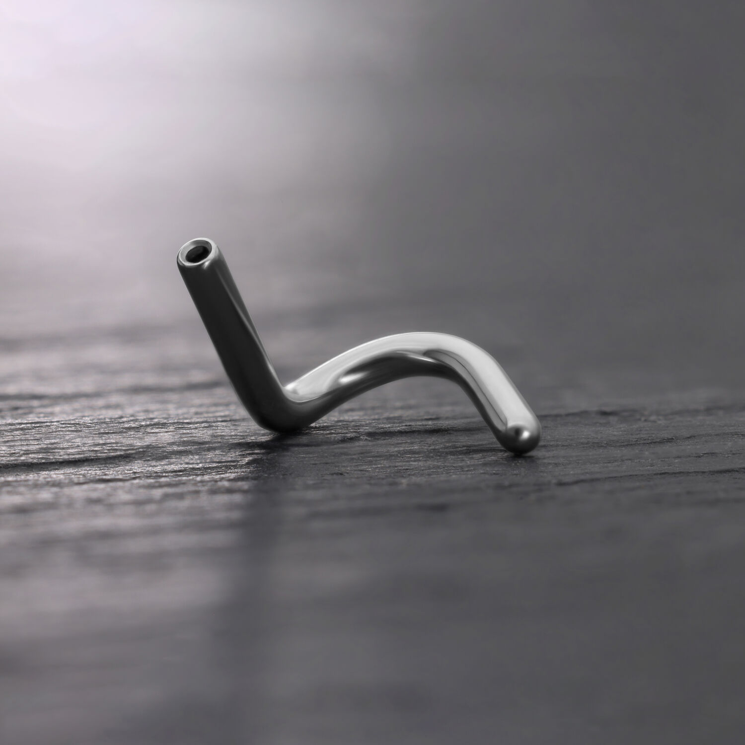 Piercing nasal en titane Push Fit argenté Piercing nasal Push Fit en titane argenté sur fond sombre