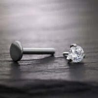 Embout à 3 points pour Pushfit Labret en argent Embout argenté à 3 points avec cristal sur fond sombre