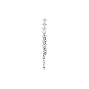 Embout de piercing argenté avec trois cristaux clairs et chaînes pendantes sur fond blanc