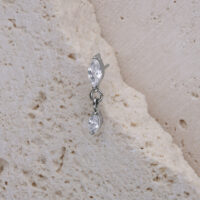 Embout de piercing ovale en cristal argenté sur pierre claire