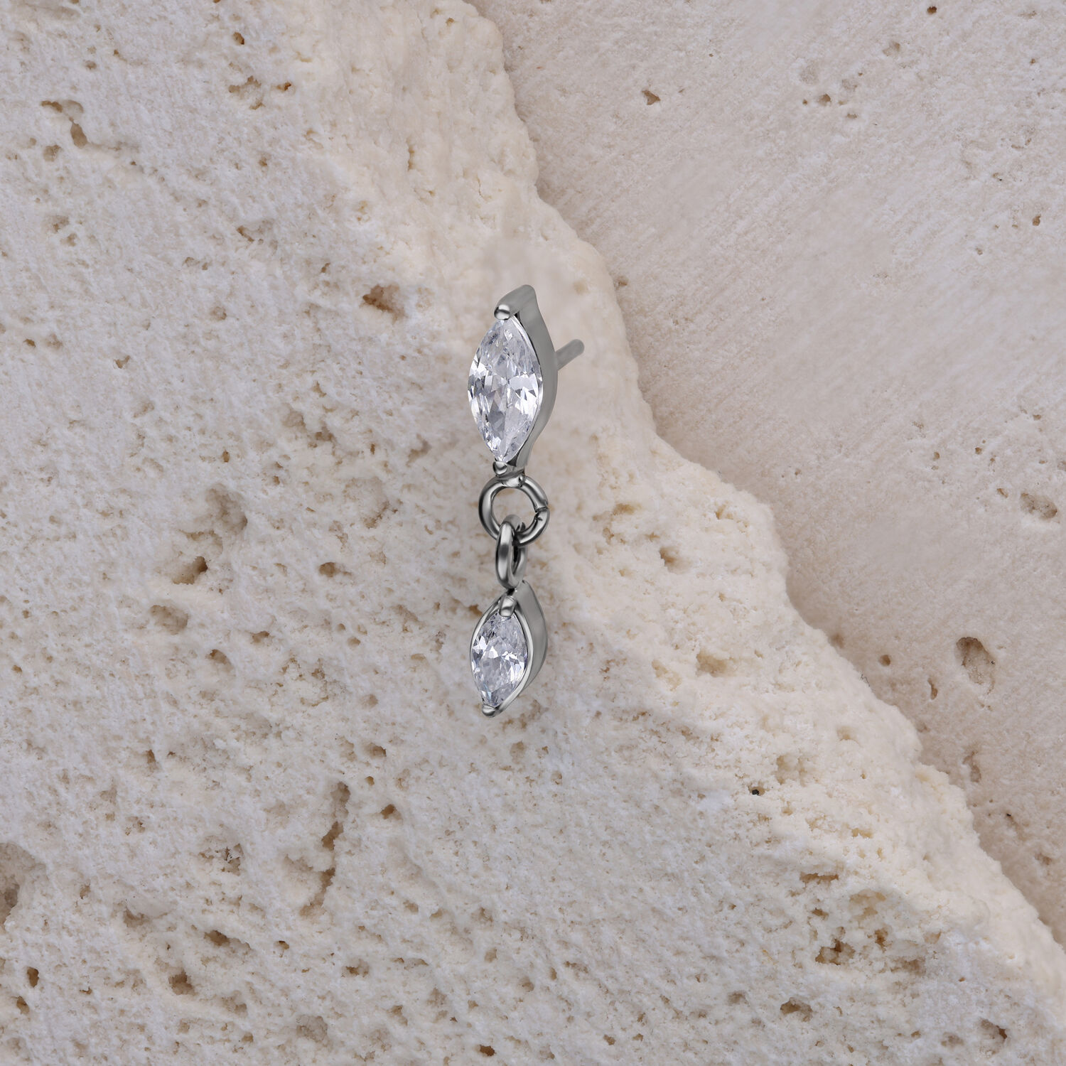 Embout de piercing ovale en cristal argenté sur pierre claire