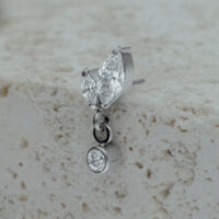 Embout de piercing Push Fit argenté avec cristal Embout de piercing argenté avec deux cristaux en forme de marquise et un cristal suspendu sur pierre