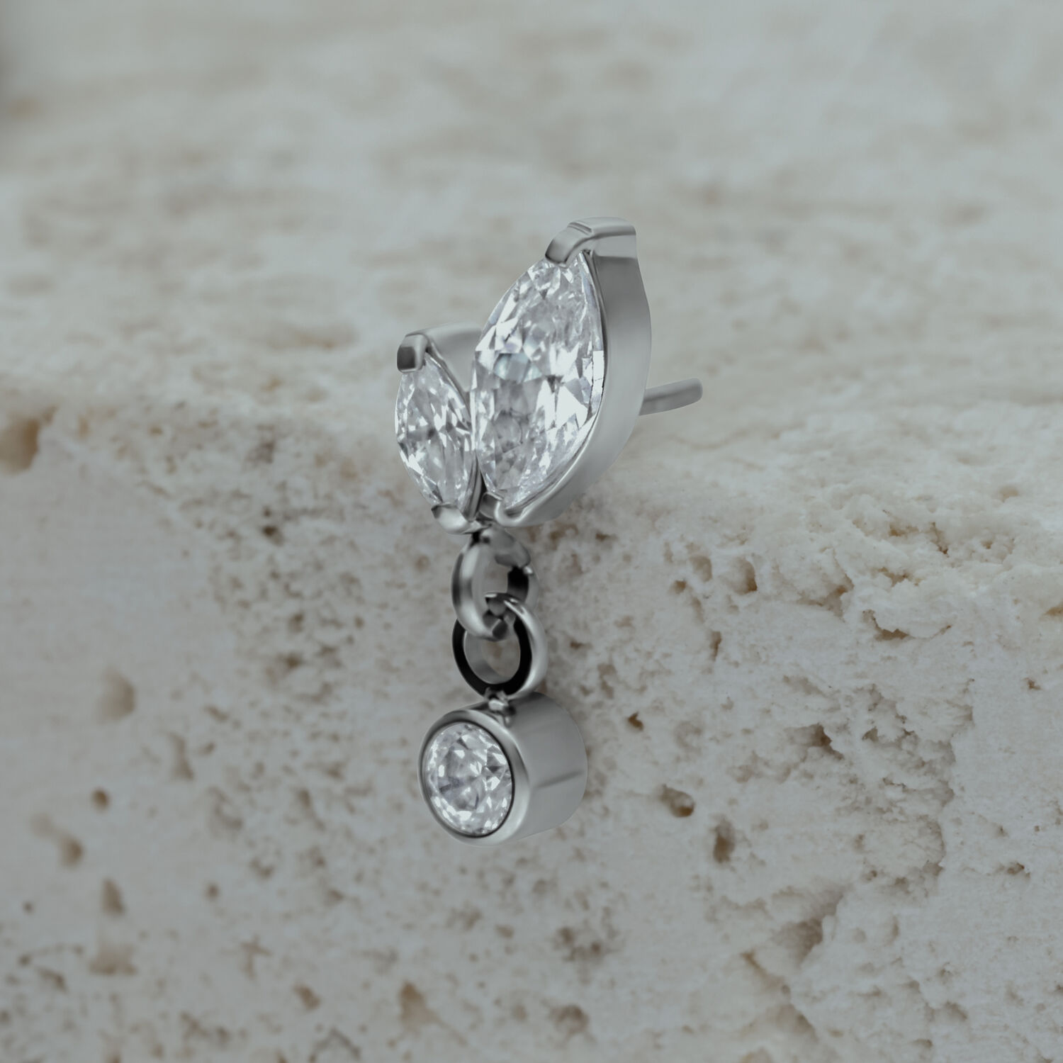 Embout de piercing Push Fit argenté avec cristal Embout de piercing argenté avec deux cristaux en forme de marquise et un cristal suspendu sur pierre