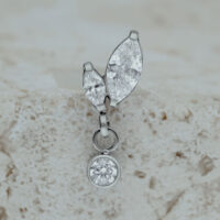 Double Marquise Push Fit Embout en Argent Embout Push Fit argenté avec deux pierres marquise et un pendentif sur fond clair