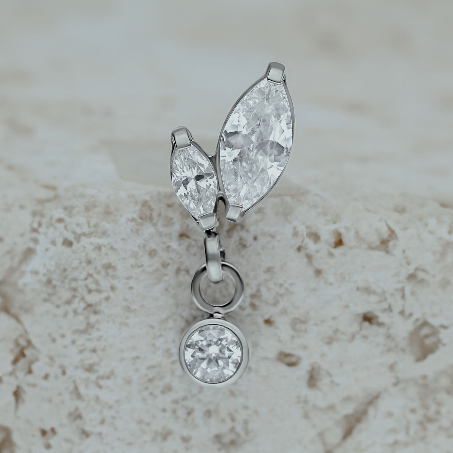 Double Marquise Push Fit Embout en Argent Embout Push Fit argenté avec deux pierres marquise et un pendentif sur fond clair