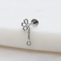 Embout Push Fit argenté avec chaîne en cristal Embout de piercing argenté avec chaîne en cristal clair sur fond blanc
