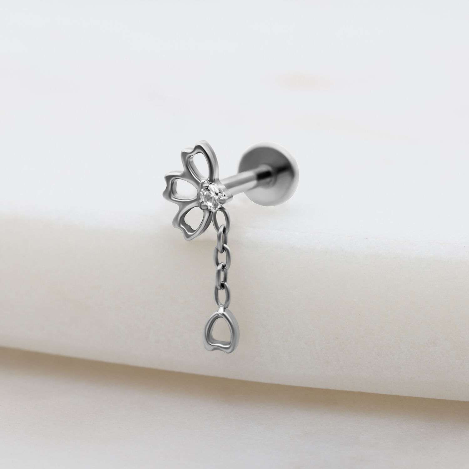 Embout Push Fit argenté avec chaîne en cristal Embout de piercing argenté avec chaîne en cristal clair sur fond blanc