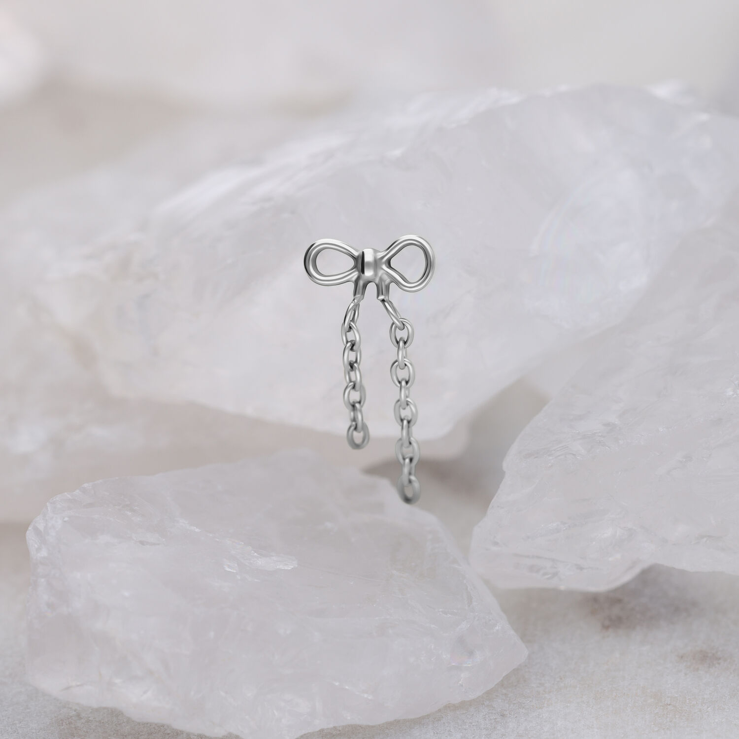 Embout en titane avec chaînes en forme de boucle Embout Push Fit argenté en forme de boucle avec chaînes sur fond clair