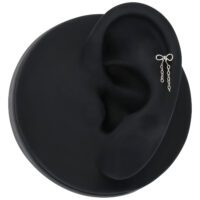 Pendentif Push Fit avec nœud en argent Pendentif Push Fit en argent avec design de nœud sur modèle d'oreille noir
