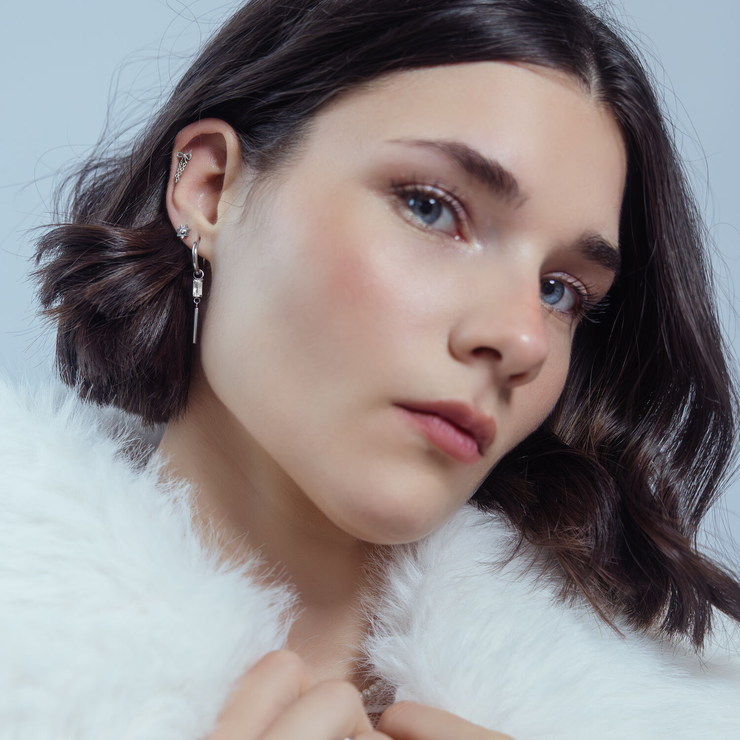 Élégant embout de piercing d'oreille avec nœud Femme avec un embout de piercing Push Fit élégant en argent sur le pavillon de l'oreille, fond blanc