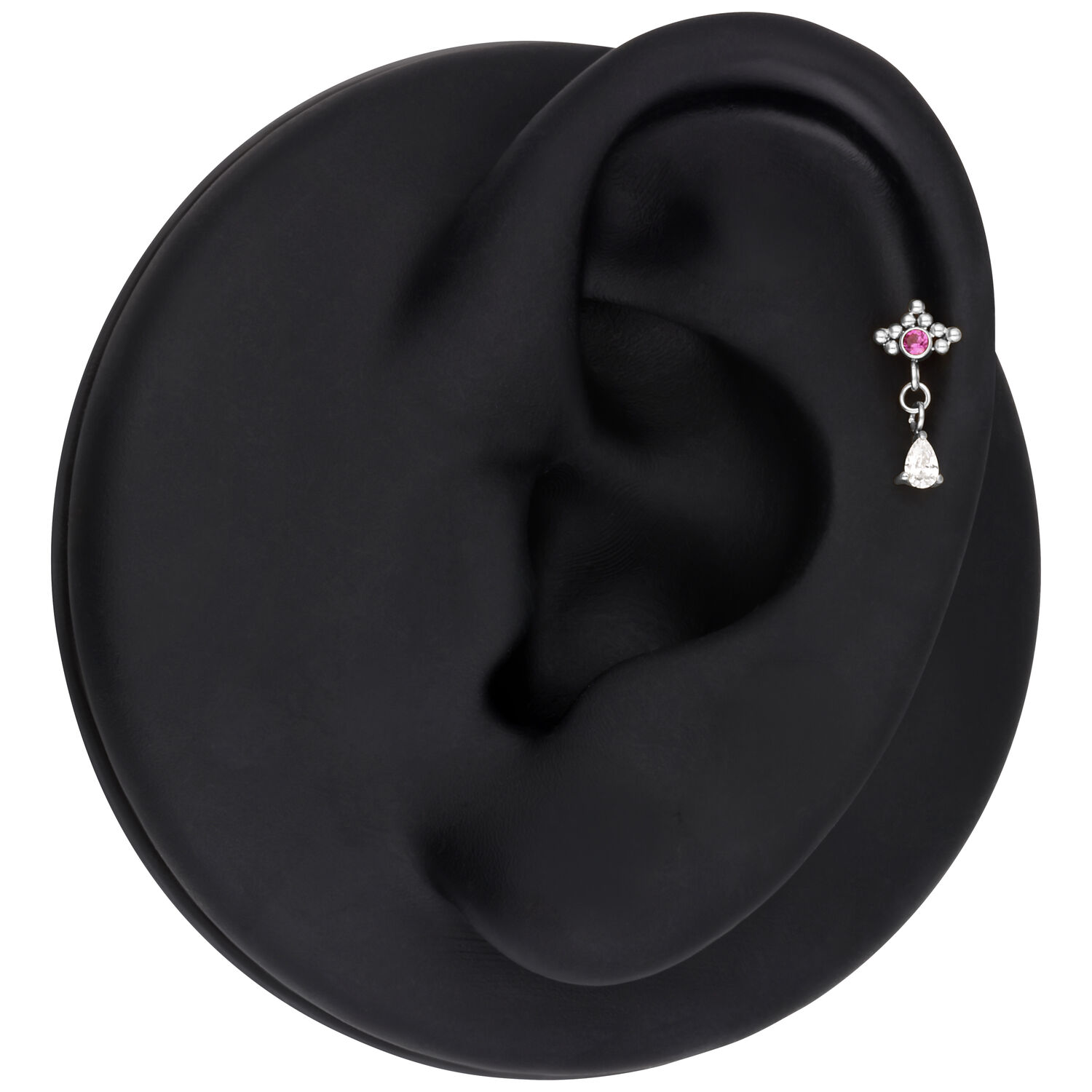 Piercing d'oreille argenté avec cristal rouge Piercing d'oreille argenté avec cristal rouge et pendentif ovale, présenté sur un modèle d'oreille noir.
