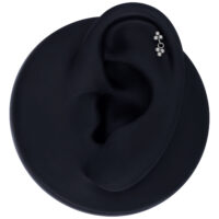 Trinity Push Fit en argent pour l'oreille Trinity Push Fit en argent sur modèle d'oreille noir sur fond gris