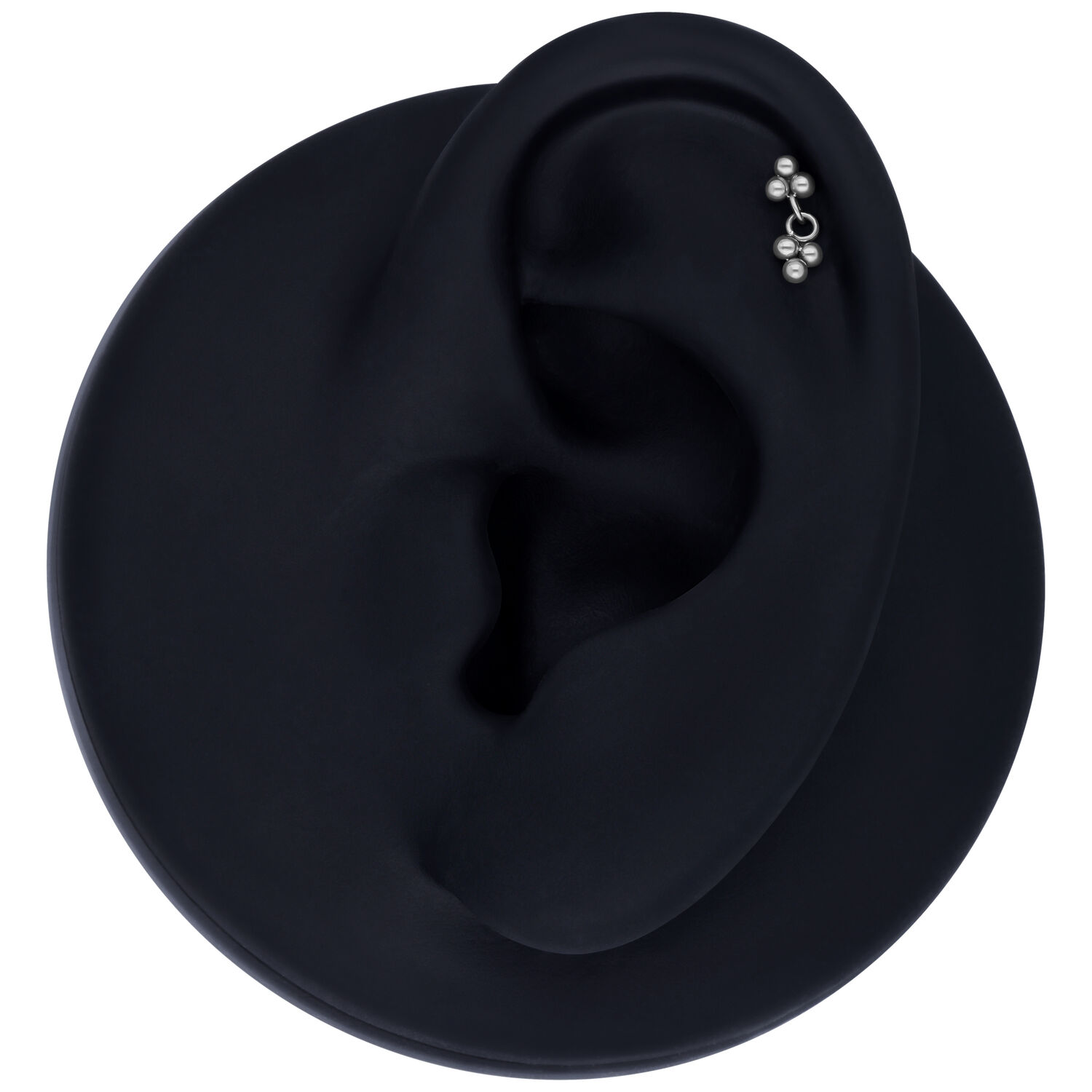 Trinity Push Fit en argent pour l'oreille Trinity Push Fit en argent sur modèle d'oreille noir sur fond gris