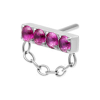 Embout Push Fit argenté avec pierres de rubis Embout de piercing argenté avec quatre pierres rouges et chaîne, photographié de côté