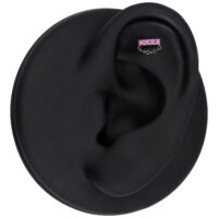 Embout de piercing d'oreille en argent Push Fit Embout de piercing d'oreille en argent avec cristaux rouges sur un modèle d'oreille noir