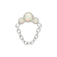 Embout en opale en or blanc avec trois opales et pendentif chaîne sur fond blanc