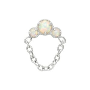 Embout en opale en or blanc avec trois opales et pendentif chaîne sur fond blanc