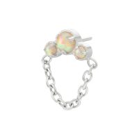 Embout en or blanc avec deux pierres d'opale et chaîne sur fond blanc