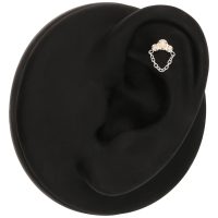 Piercing d'oreille avec opale et chaîne sur fond noir
