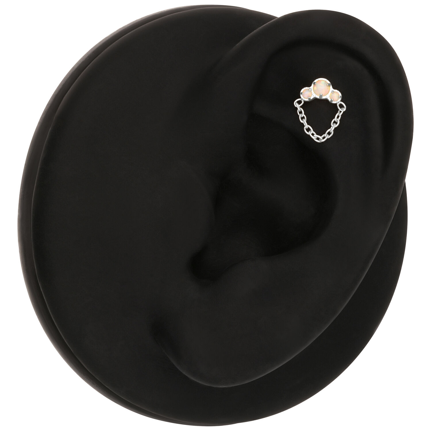 Piercing d'oreille avec opale et chaîne sur fond noir