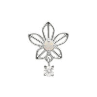 Embout Jasmin en or blanc avec opale Embout en forme de fleur de jasmin en or blanc avec opale synthétique suspendue sur fond blanc