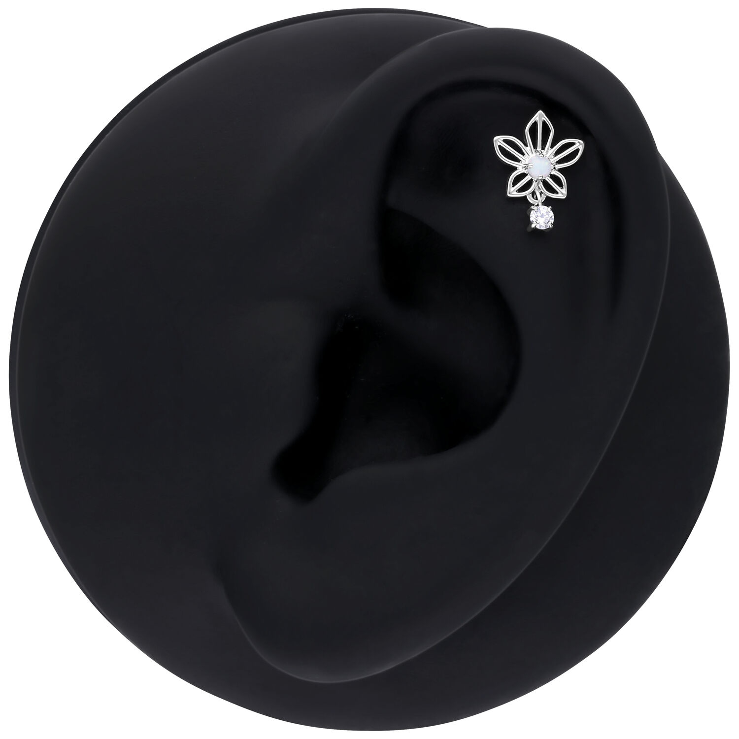 Boucles d'oreilles Jasmin en or blanc Boucles d'oreilles en or blanc en forme de jasmin avec opale synthétique sur fond noir