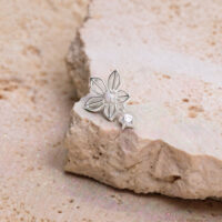 Embout de piercing fleur de jasmin en or blanc Embout en or blanc en forme de fleur de jasmin avec opale synthétique sur une pierre