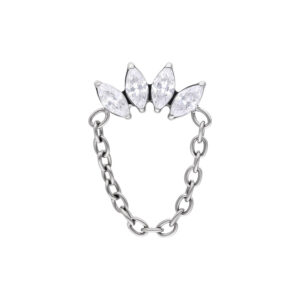 Embout de piercing argenté en forme de couronne avec cristaux clairs et chaîne sur fond blanc