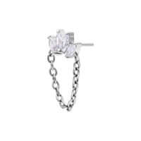 Embout de piercing en cristal argenté avec chaîne Embout de piercing argenté avec couronnes en cristal et chaîne sur fond blanc