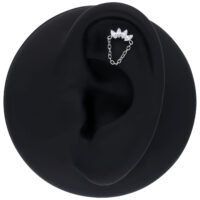 Couronne en cristal argentée Push Fit avec chaîne Embout couronne en cristal argenté avec chaîne sur une oreille noire sur fond blanc