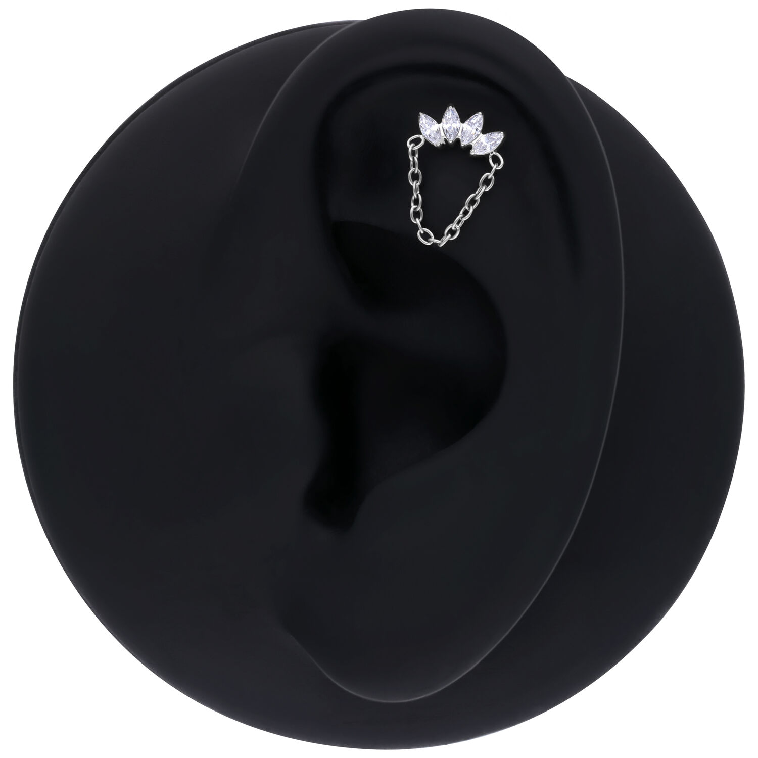 Couronne en cristal argentée Push Fit avec chaîne Embout couronne en cristal argenté avec chaîne sur une oreille noire sur fond blanc