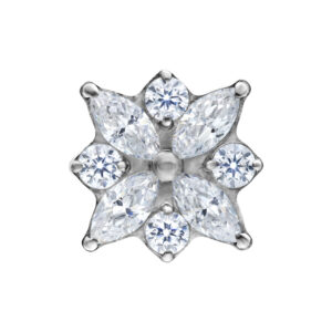Embout argenté en forme de fleur avec des cristaux clairs sur fond blanc