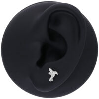 Embout de piercing colibri en or blanc Embout colibri en or blanc dans une oreille sur fond d'affichage noir