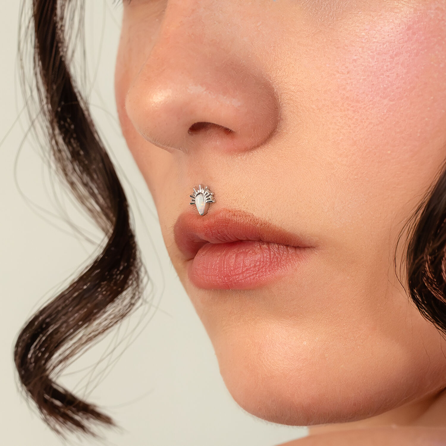 Embout Rayons de Soleil en Or Blanc avec Opale Gros plan d'un piercing nasal avec embout rayons de soleil en or blanc et opale