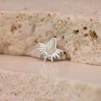 Embout de piercing rayons de soleil en opale or blanc Embout de piercing en or blanc avec opale synthétique en forme de rayons de soleil sur pierre rose
