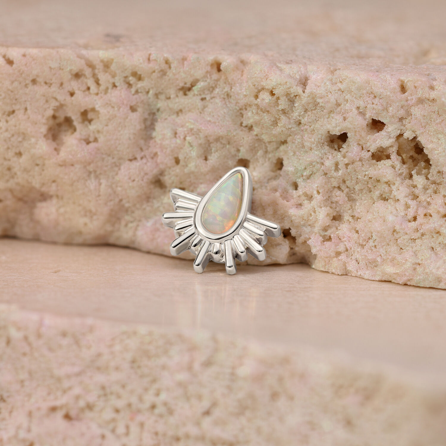 Embout de piercing rayons de soleil en opale or blanc Embout de piercing en or blanc avec opale synthétique en forme de rayons de soleil sur pierre rose