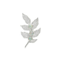 Embout feuille en or blanc avec trois pierres opales sur fond blanc
