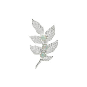 Embout feuille en or blanc avec trois pierres opales sur fond blanc